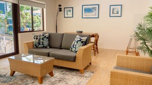 TV, DVD player - Costa Del Sol 3 - Little Cove Beach across the Road (Noosa Heads)