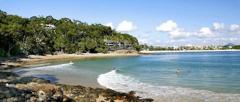 Una spiaggia nelle vicinanze