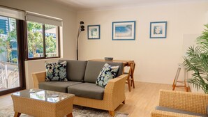 TV, DVD player - Costa Del Sol 3 Park Road 22 (Noosa Heads)