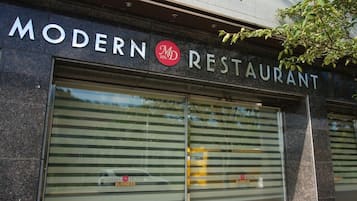 Café da manhã com buffet grátis durante a semana