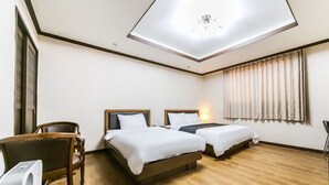 ستائر تعتيم وتجهيزات عازلة للصوت ومكواة/لوح كي وواي فاي مجانًا