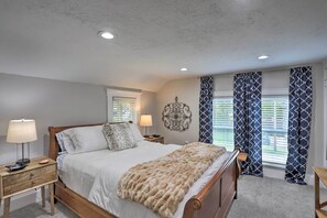 2 bedrooms, desk, laptop workspace, iron/ironing board - Pet-Friendly Home - 1/2 Mi to Downtown Willoughby! (Willoughby)