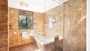 Dusche, Handtücher, Toilettenpapier