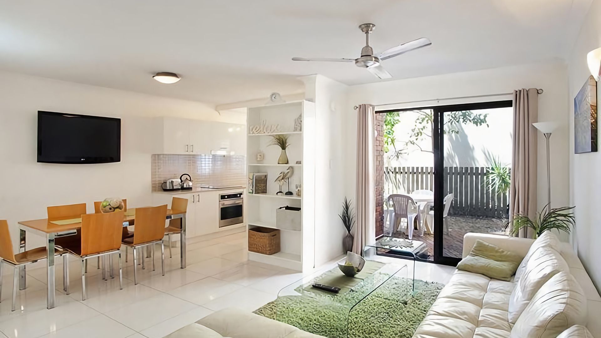Mobi Villa 1 - Chic Contemporary townhouse across the road from Noosa River