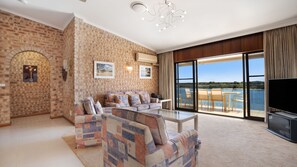 Smart TV, DVD player, streaming services, stereo - Penthouse with spectacular Noosa River Views (Noosa Heads)