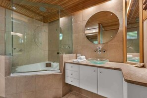 Combined shower/bathtub, towels