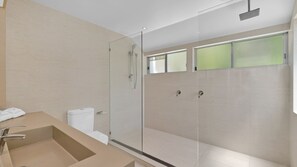 Duschwanne, Handtücher, Toilettenpapier