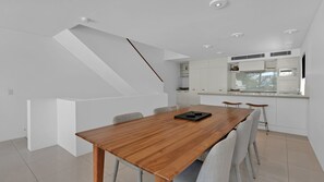 Dining - Kareka 5 - Wake up to rolling waves at Little Cove Beach (Noosa Heads)