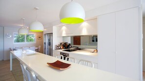 Dishwasher, coffee/tea maker - Commodore 1- Overlooking the picturesque Noosa River (Noosa Heads)