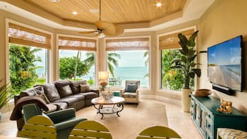 House, 5 Bedrooms | Living room