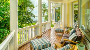 House, 5 Bedrooms | Balcony