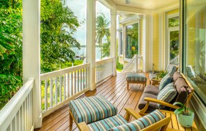 House, 5 Bedrooms | Balcony