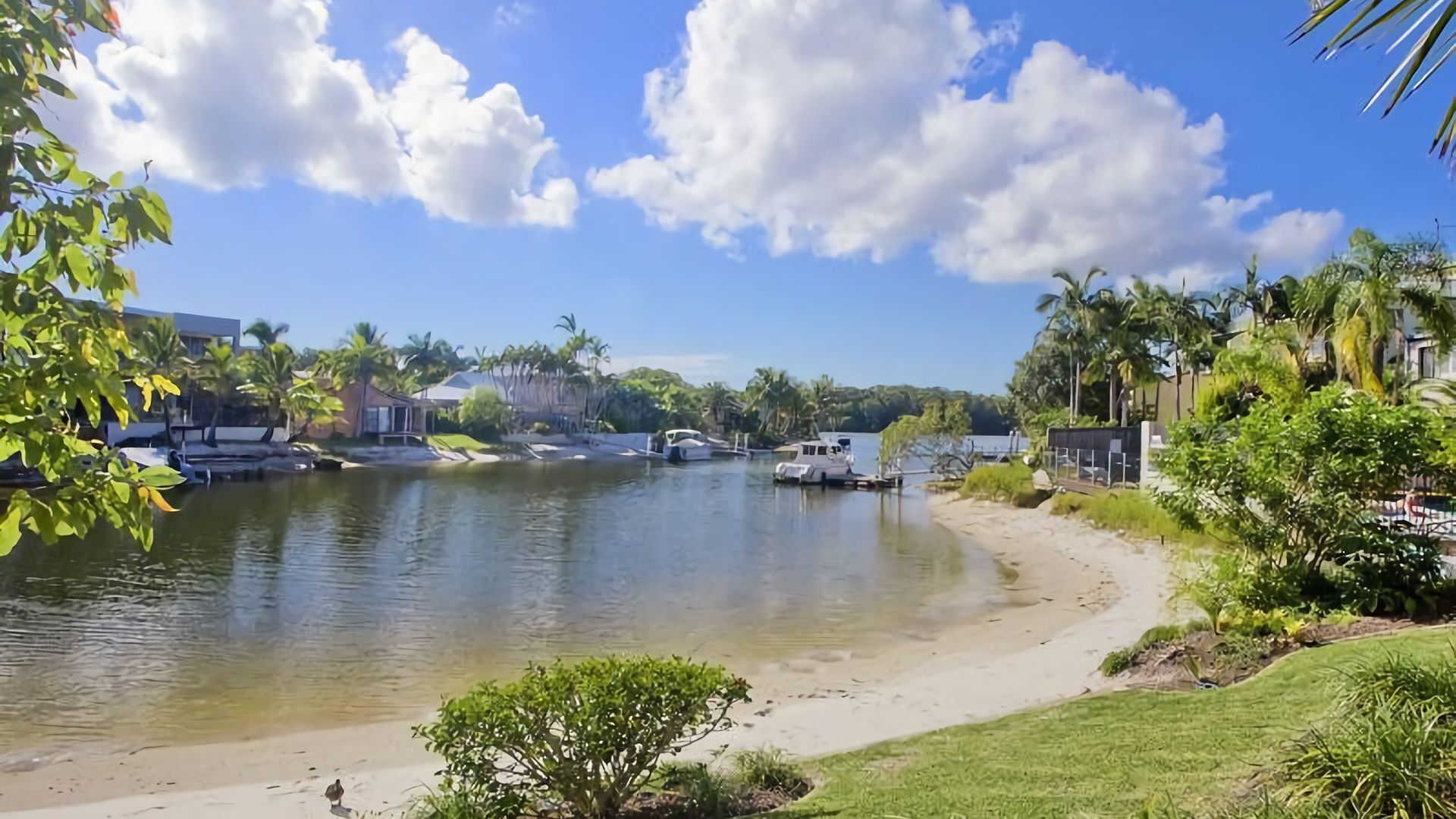 St Tropez 1 - Overlook the peaceful waterways of Noosa Sound