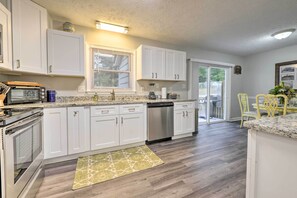Fridge, microwave, stovetop, dishwasher
