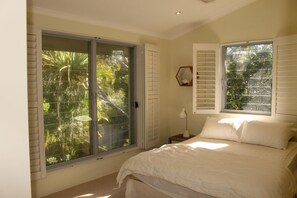 4 bedrooms, WiFi, bed sheets