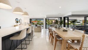 Dining - Seamount Quay 22 - Waterfront views, private pool & fishing from your own jetty (Noosaville)