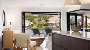 Interior - Seamount Quay 22 - Waterfront views, private pool & fishing from your own jetty (Noosaville)