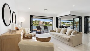 Smart TV - Seamount Quay 22 - Waterfront views, private pool & fishing from your own jetty (Noosaville)