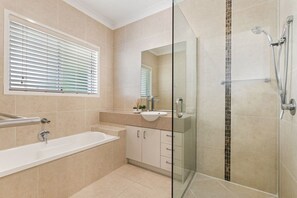 Bathtub, towels
