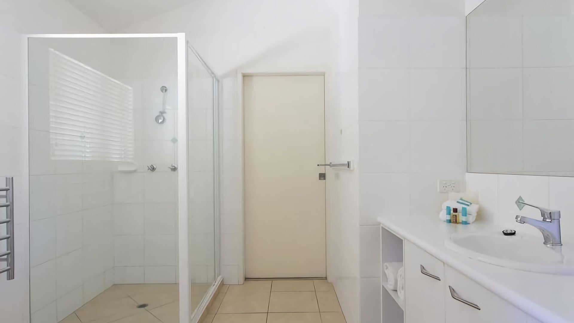 Witta Circle 65  - 5 Minute walk to Hastings Street in prime beachfront location — image 10