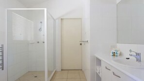 Regadera, toallas, papel de baño 