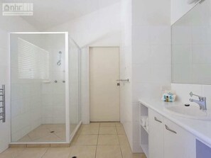 Shower, towels - Witta Circle 65 (Noosa Heads)