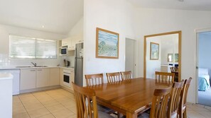 Dining - Witta Circle 65  - 5 Minute walk to Hastings Street in prime beachfront location (Noosa Heads)
