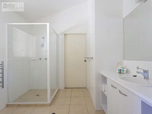 Douche, serviettes fournies