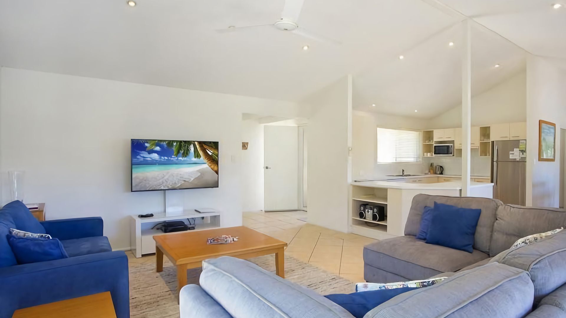 Witta Circle 65  - 5 Minute walk to Hastings Street in prime beachfront location — image 4