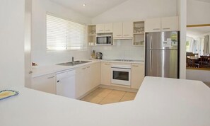 Dishwasher, cookware/dishes/utensils, dining tables