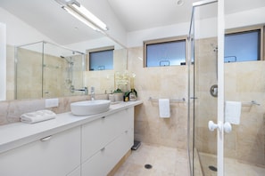 Bathtub, towels