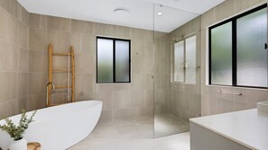 Bañera, bañera de hidromasaje y toallas