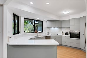 Dishwasher, cookware/dishes/utensils, dining tables