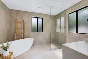 Bathtub, towels - Wyuna Drive 53 (Noosaville)