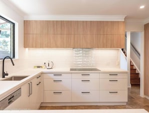 Dishwasher, cookware/dishes/utensils, dining tables