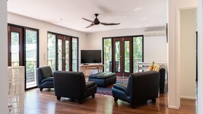 TV, Netflix, DVD player, streaming services - Mitti Street 8 - Short stroll to Little Cove Beach from this beautiful retreat (Noosa Heads)