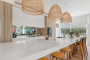 Réfrigérateur, four à micro-ondes, un four, surface de cuisson