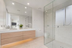 Bathtub, towels