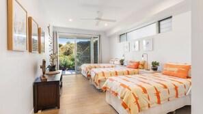 4 bedrooms, WiFi, bed sheets - Sea views, minutes from the beach (Sunshine Beach)