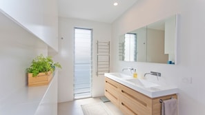 Bathtub, hair dryer, towels, toilet paper - Sea views, minutes from the beach (Sunshine Beach)