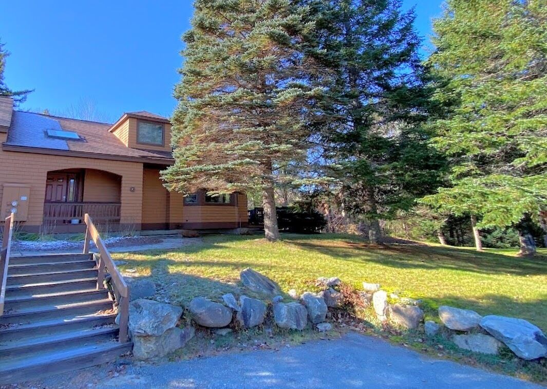FC44-1 minute walk from beginner ski trail, in the heart of Bretton Woods! Has A/C!