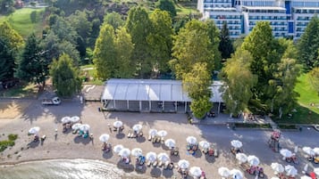 Een privéstrand, ligstoelen aan het strand, parasols, strandlakens