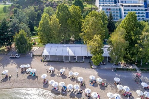 Plage privée, chaises longues, parasols, serviettes de plage