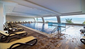 Piscine couverte, piscine extérieure (ouverte en saison)