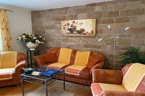 Fernseher, DVD-Player, BĂŒcher, Stereoanlage