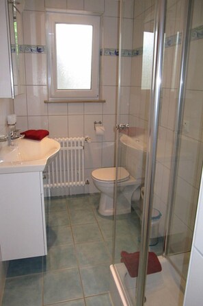 Dusche, Haartrockner, Handtücher, Toilettenpapier