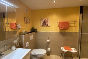 Dusche, Haartrockner, HandtĂŒcher, Toilettenpapier