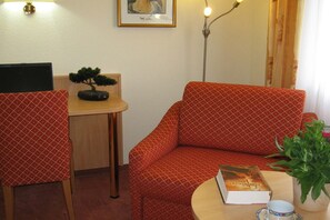 Fernseher, DVD-Player, Bücher, Stereoanlage