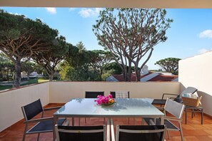 Outdoor dining - Villa 'Las Trinitarias' with Private Pool, Wi-Fi and Air Conditioning (Vale do Lobo)