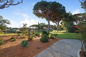 Property grounds - Villa 'Las Trinitarias' with Private Pool, Wi-Fi and Air Conditioning (Vale do Lobo)
